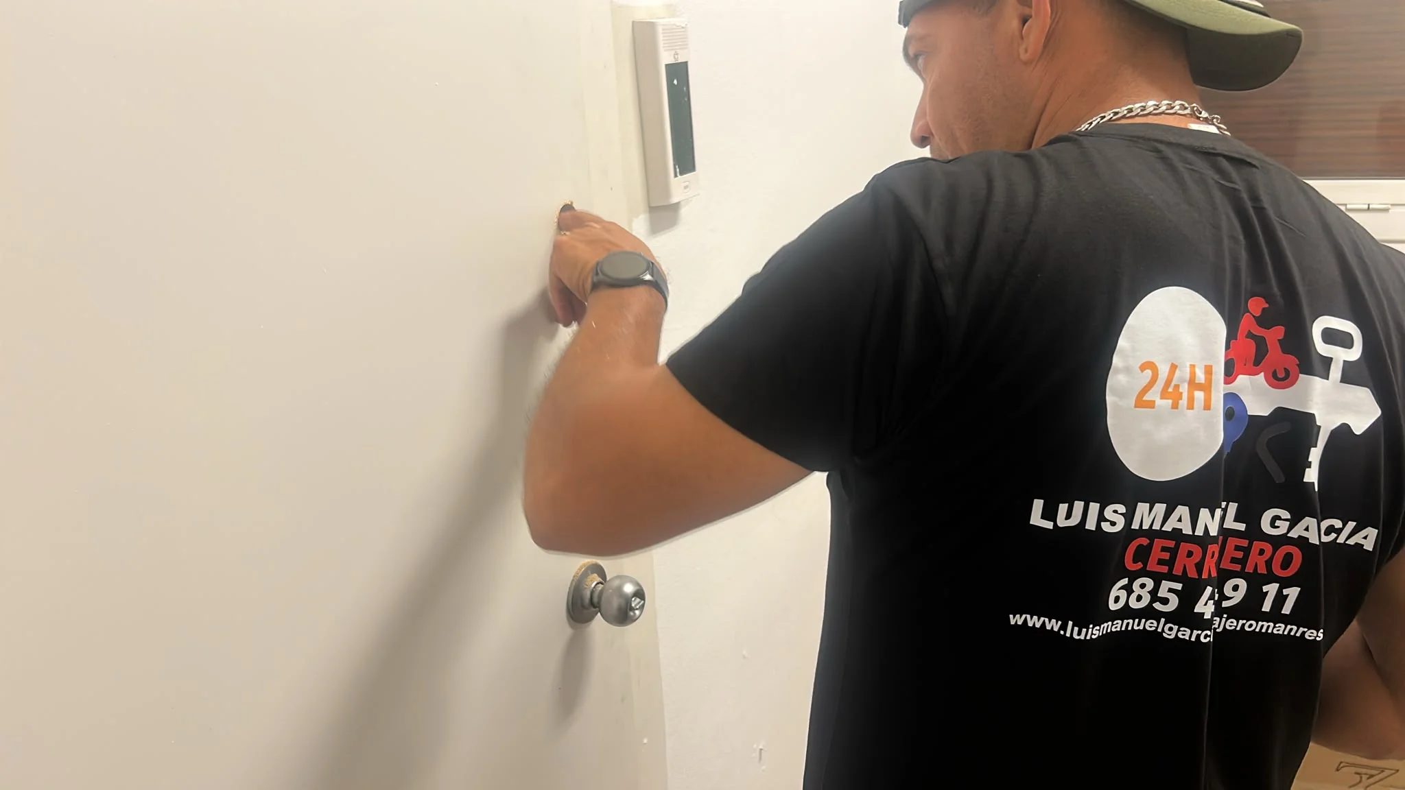 Luis Manuel García realizando un servicio de cerrajería a domicilio en Manresa